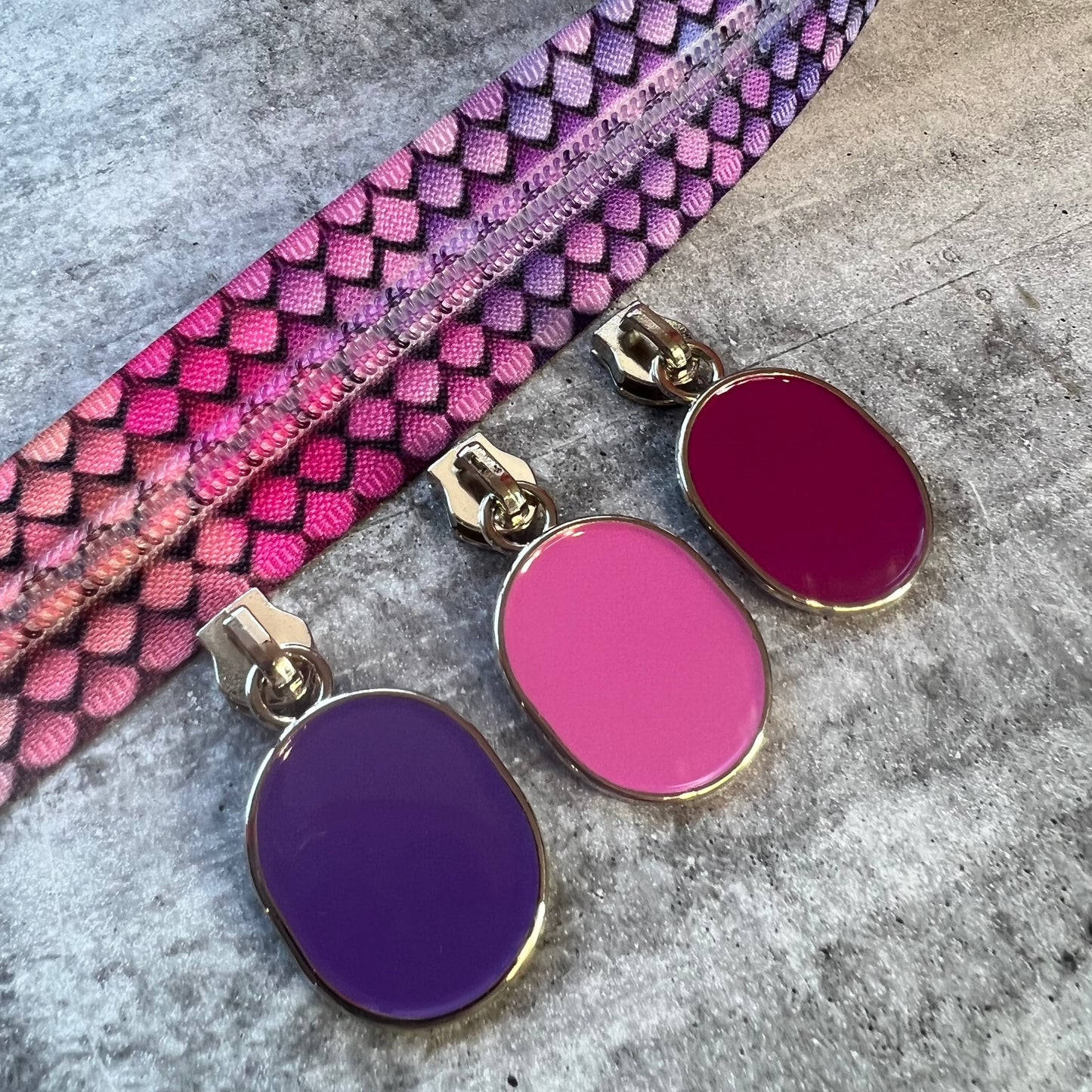 #5 Coloured Statement Discs zipper pulls Medium Pink