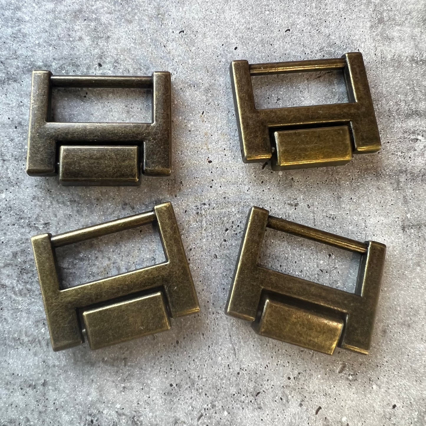 Strap connector 25mm screw back in Silver and Bronze