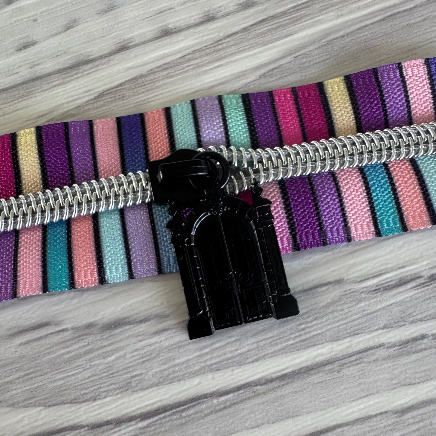 #5 Zipper Pull Cemetery gates matt black