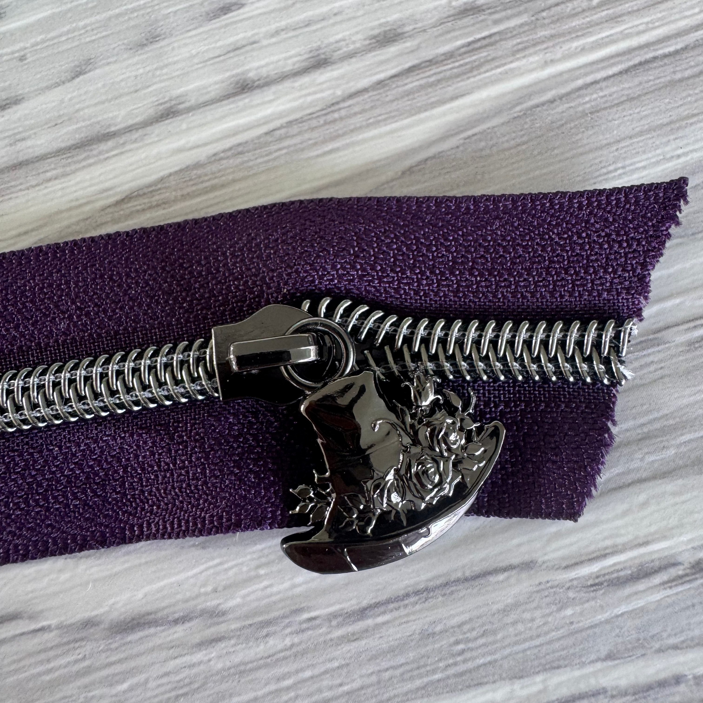 #5 Witches hat zipper pull gunmetal