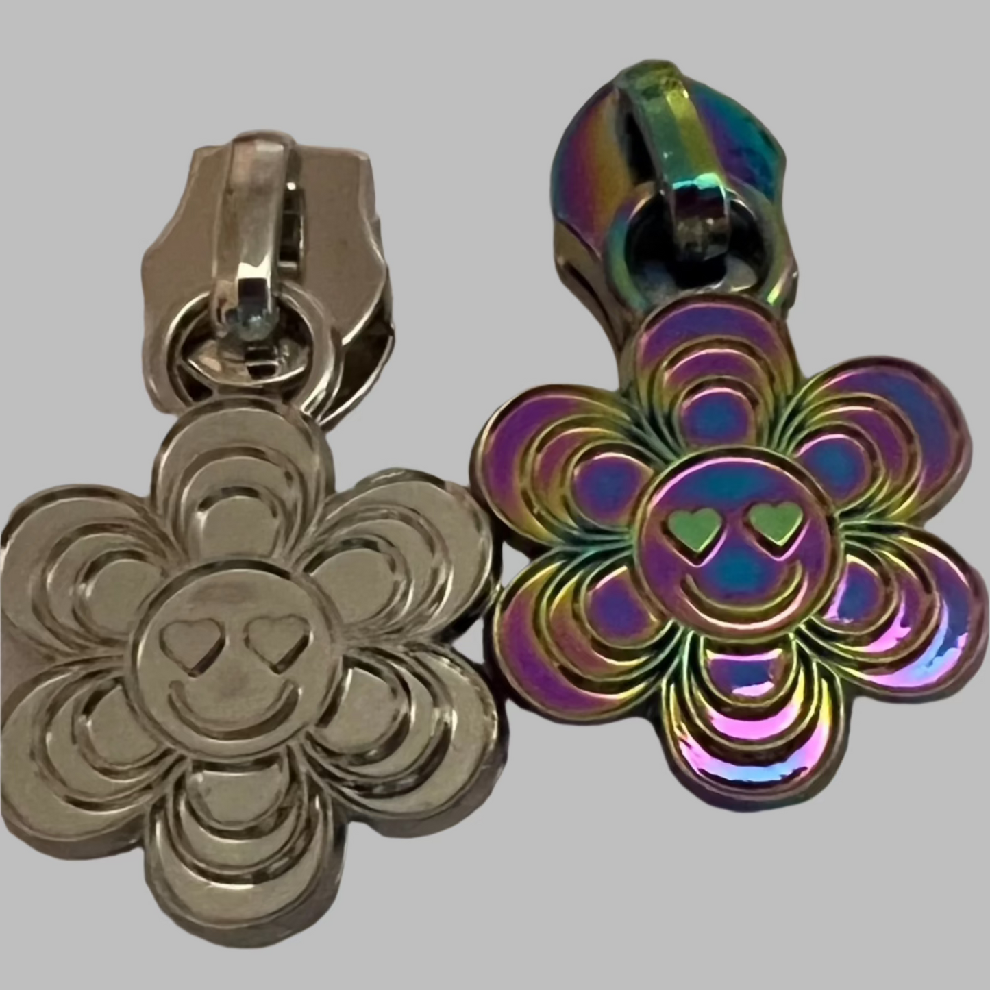 #5 Zipper Pull Retro Daisy Silver, rainbow and gunmetal
