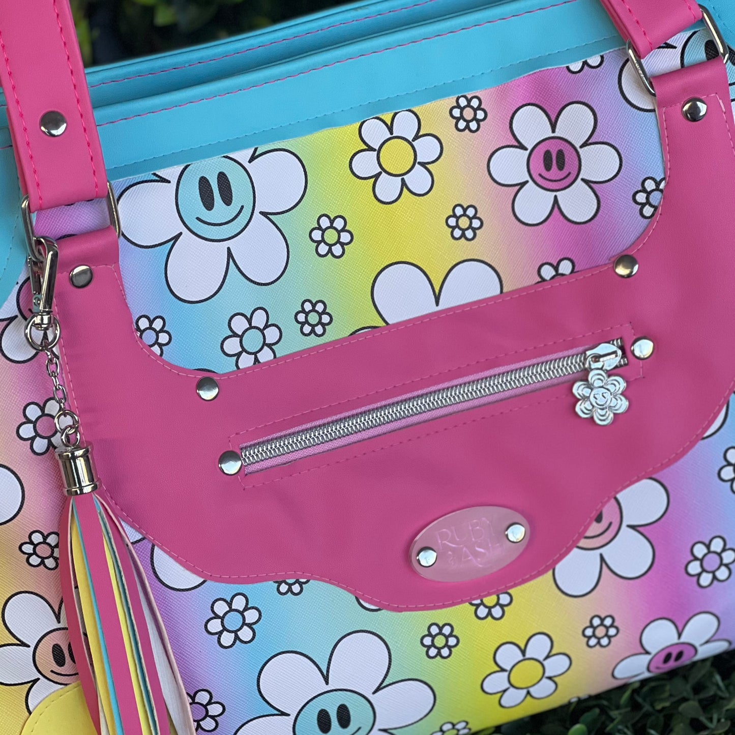 #5 Zipper Pull Retro Daisy Silver, rainbow and gunmetal