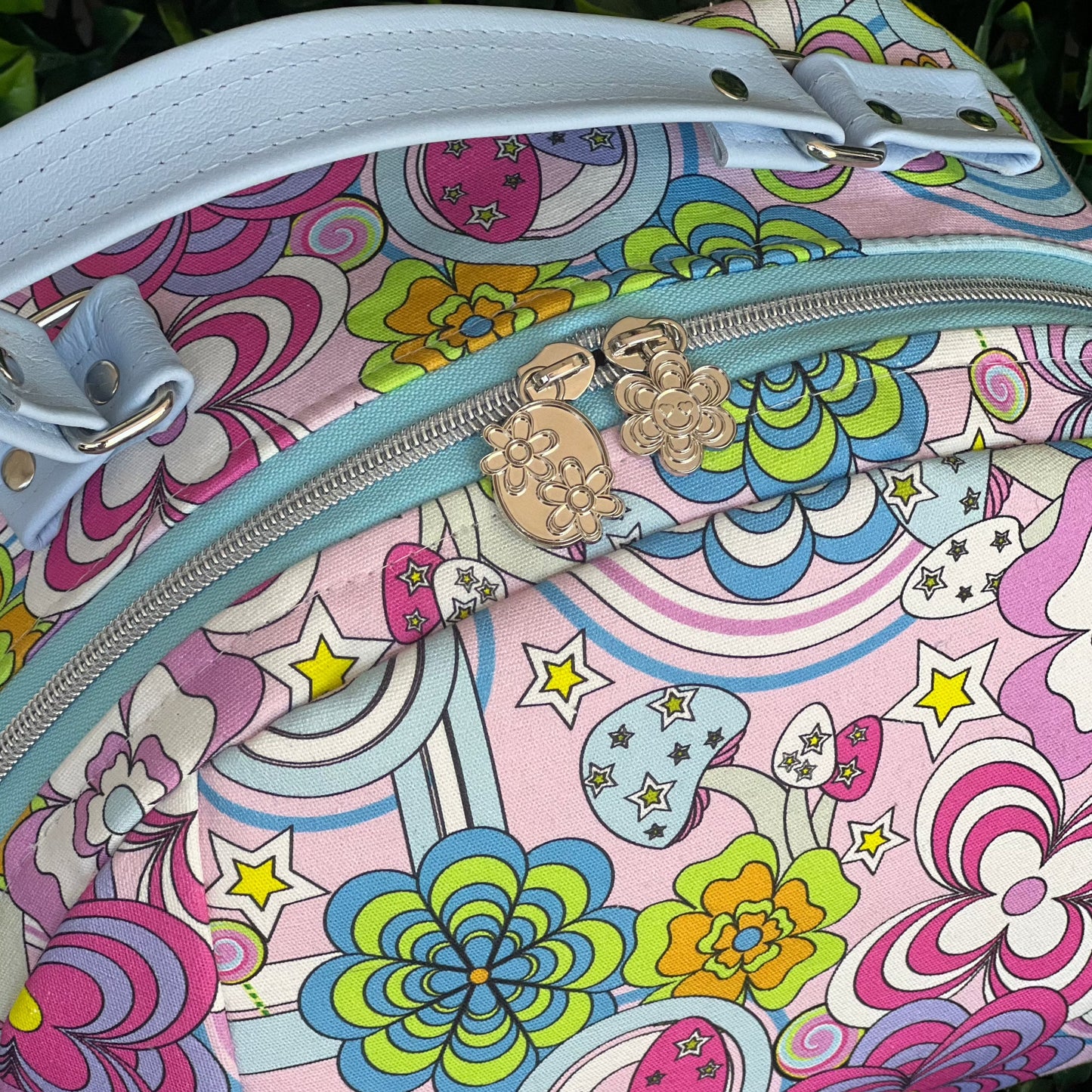 #5 Zipper pull twin daisies silver, rainbow and gunmetal