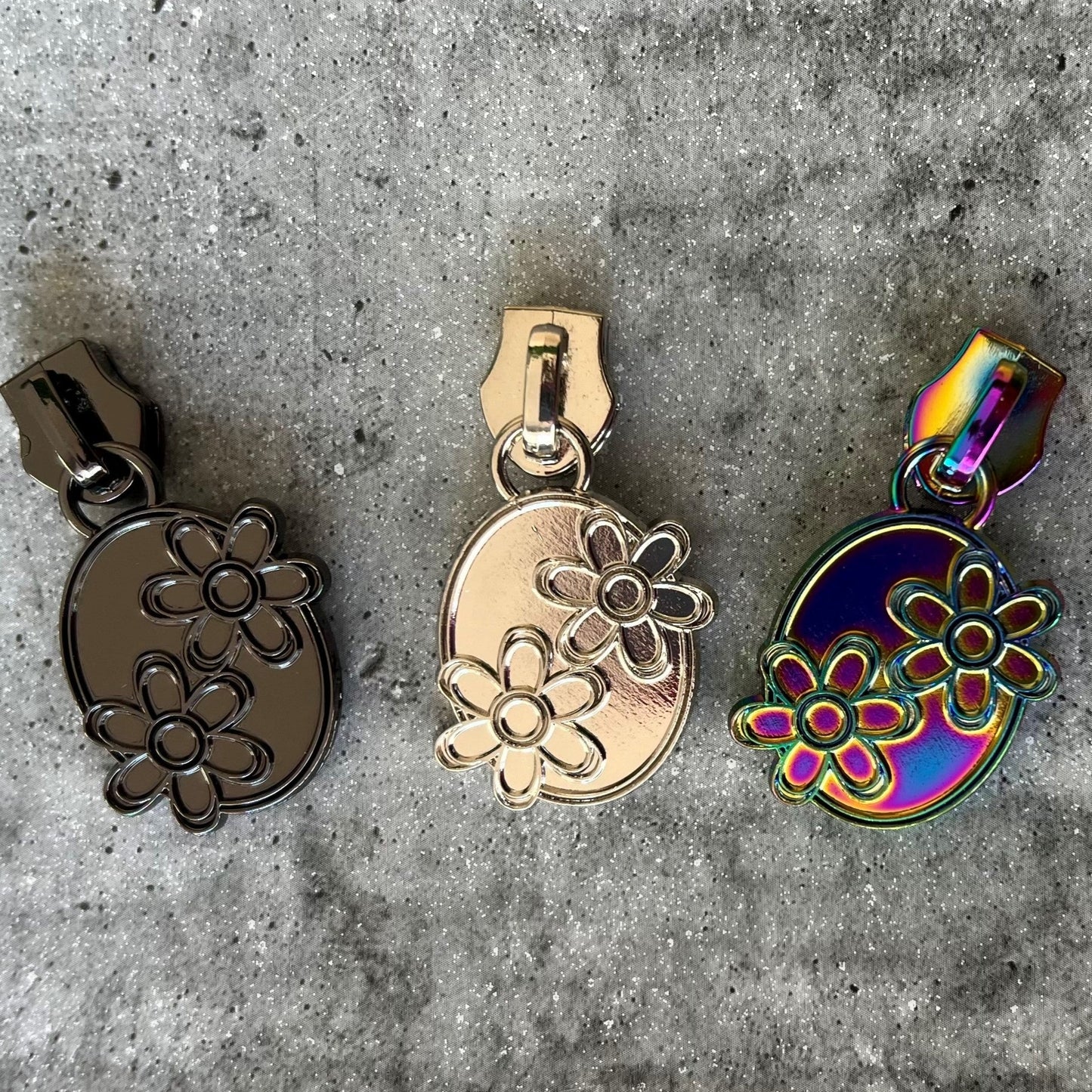 #5 Zipper pull twin daisies silver, rainbow and gunmetal