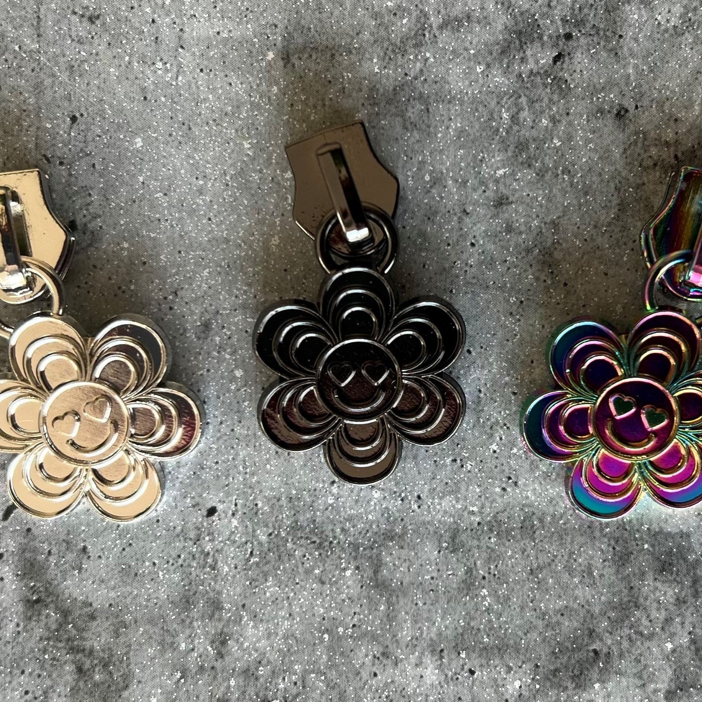 #5 Zipper Pull Retro Daisy Silver, rainbow and gunmetal