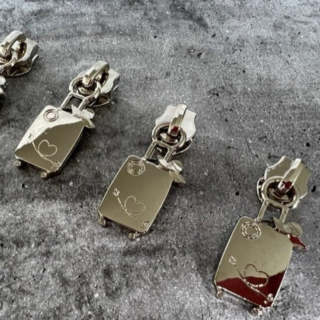 #5 Zipper Pull Silver Suitcase