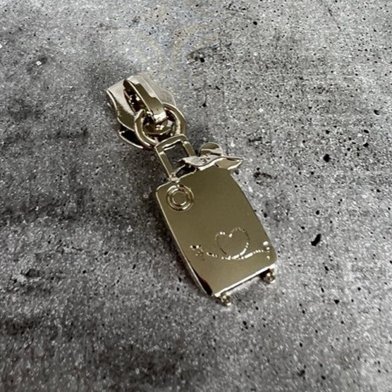 #5 Zipper Pull Silver Suitcase