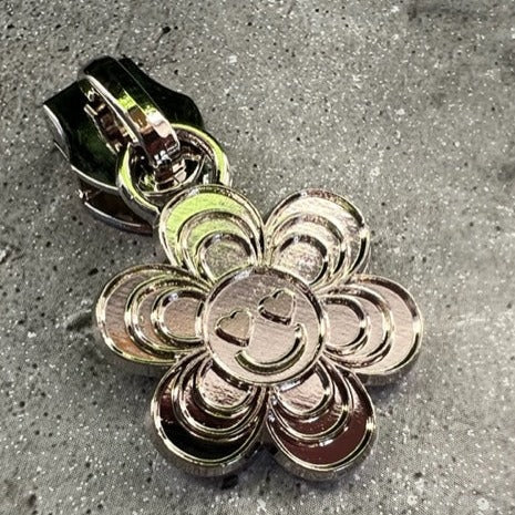 #5 Zipper Pull Retro Daisy Silver, rainbow and gunmetal