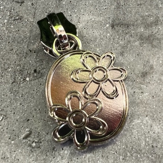 #5 Zipper pull twin daisies silver, rainbow and gunmetal