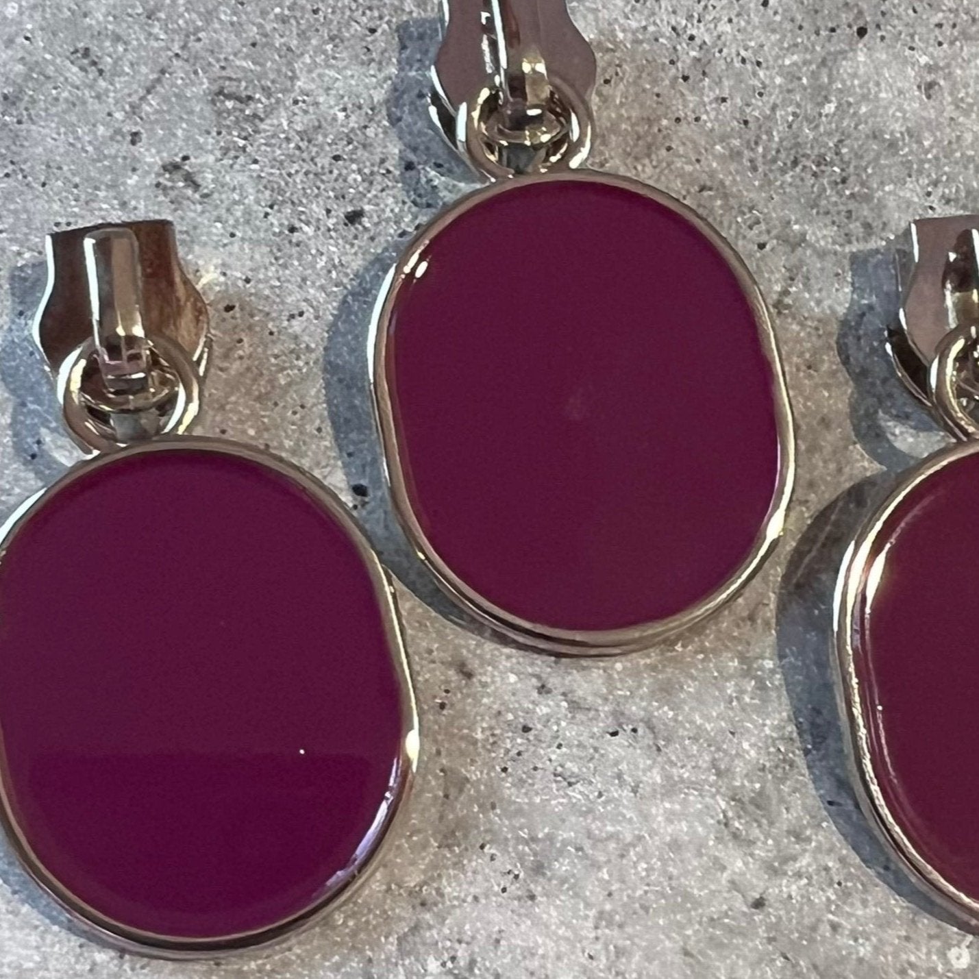 #5 Coloured Statement Discs zipper pulls Plum