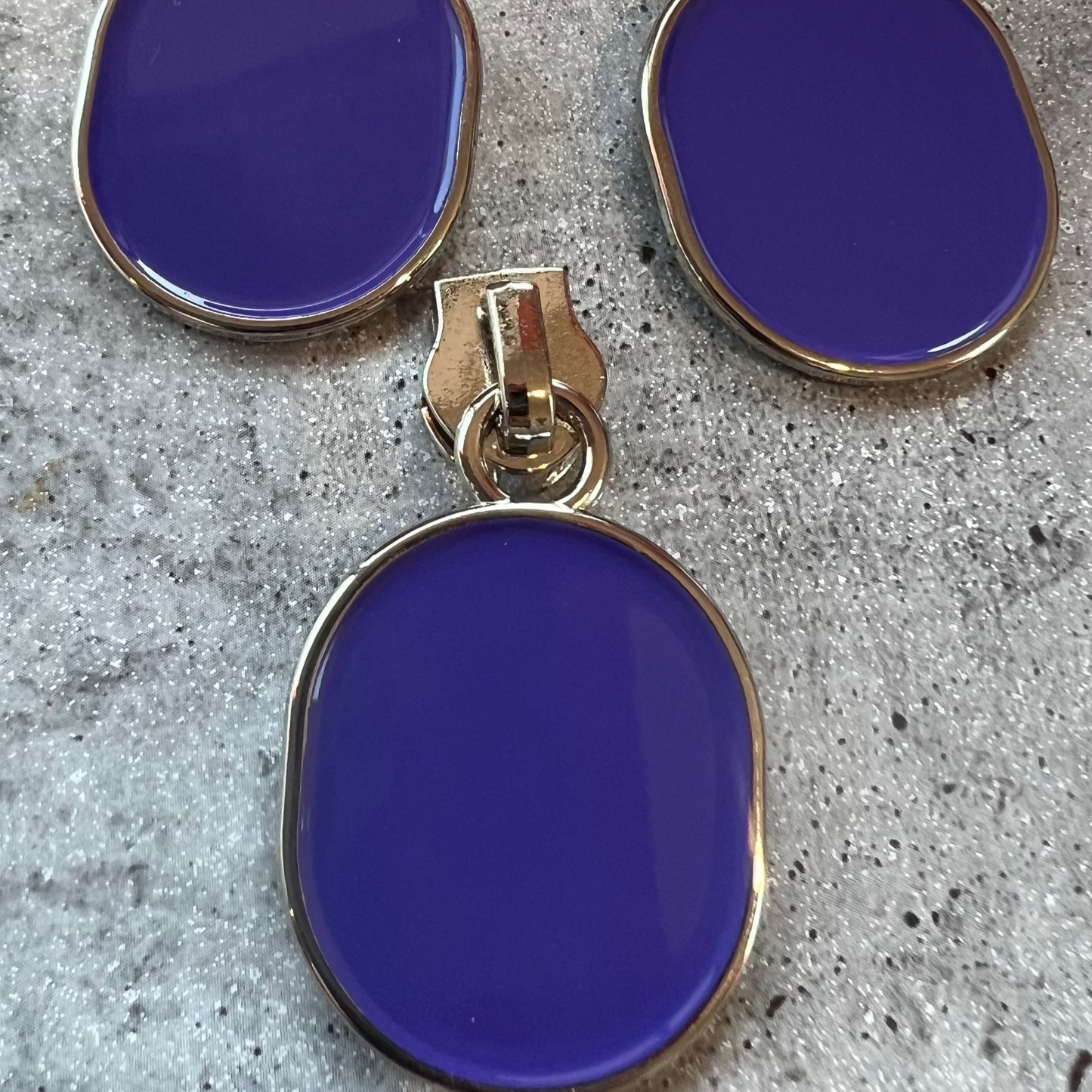 #5 Coloured Statement Discs zipper pulls Mid purple