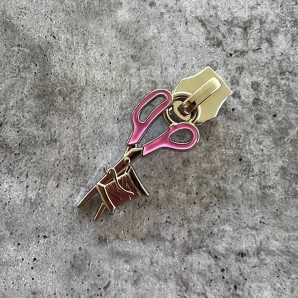 #5 Scissors and Spool zipper pull Pink
